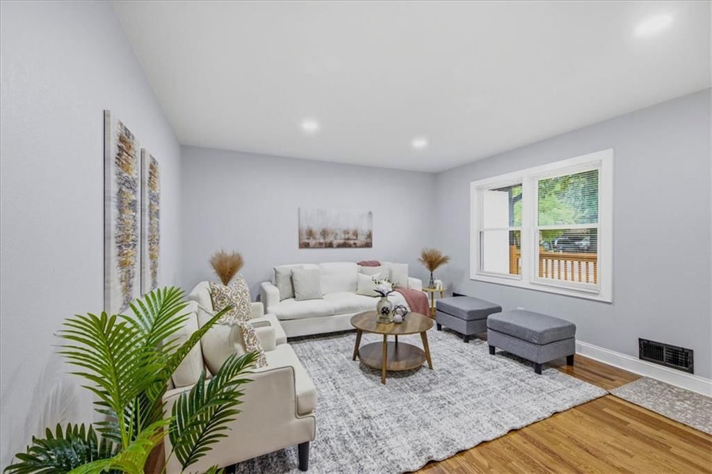 Photo 8 of 35 - 8520 Larsen Street, Overland Park, KS 66214