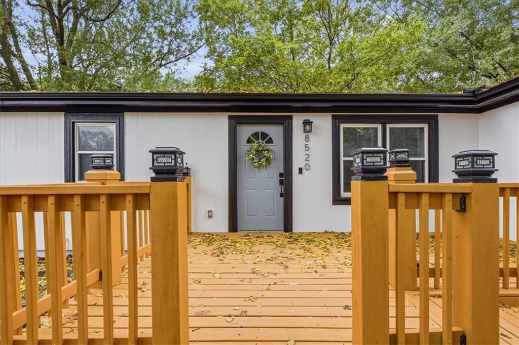 Photo 4 of 35 - 8520 Larsen Street, Overland Park, KS 66214