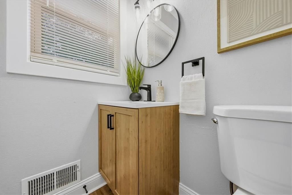 Photo 25 of 35 - 8520 Larsen Street, Overland Park, KS 66214