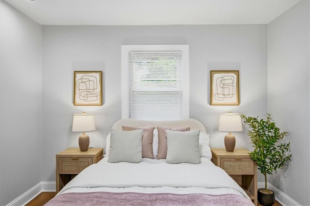 Photo 23 of 35 - 8520 Larsen Street, Overland Park, KS 66214