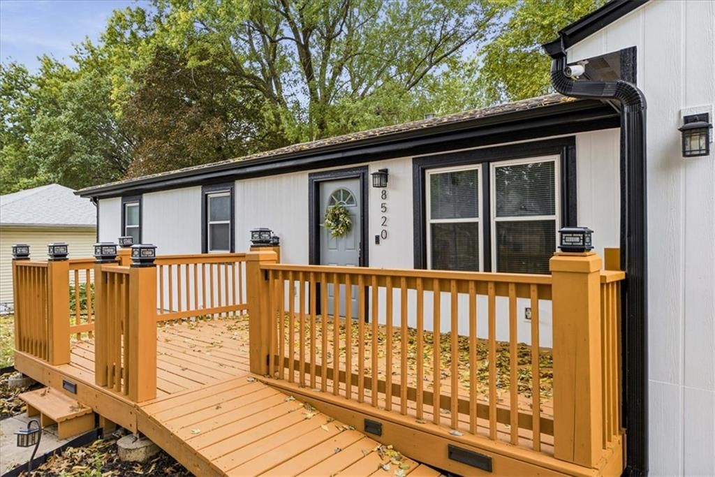 Photo 3 of 35 - 8520 Larsen Street, Overland Park, KS 66214