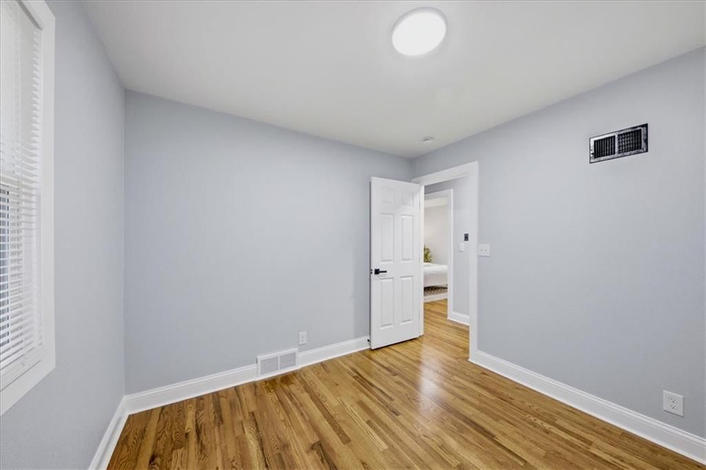 Photo 28 of 35 - 8520 Larsen Street, Overland Park, KS 66214