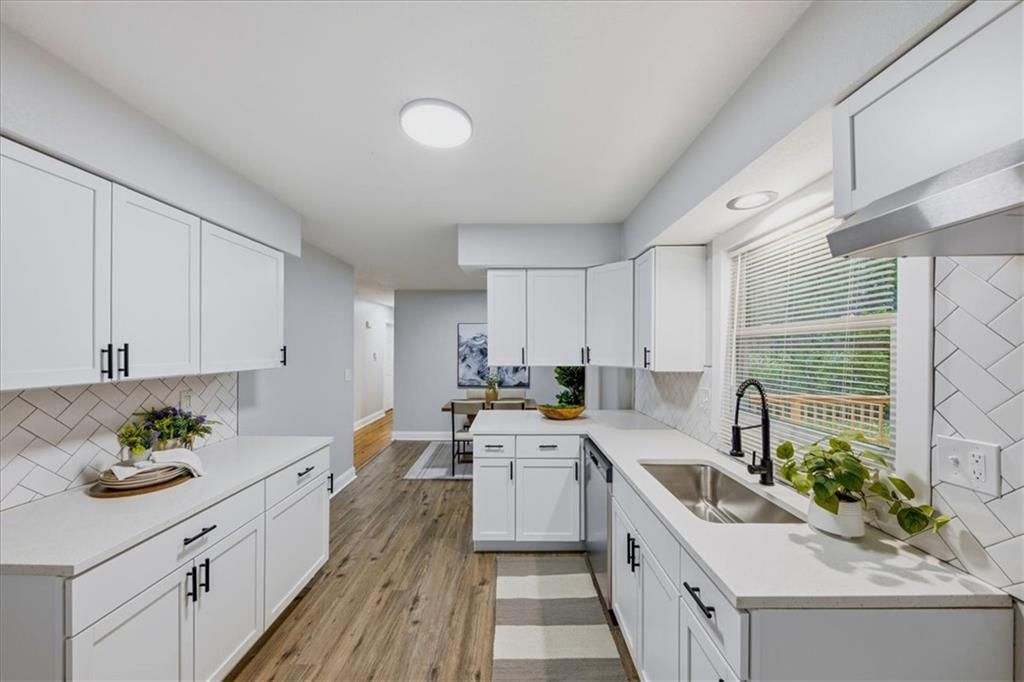 Photo 13 of 35 - 8520 Larsen Street, Overland Park, KS 66214