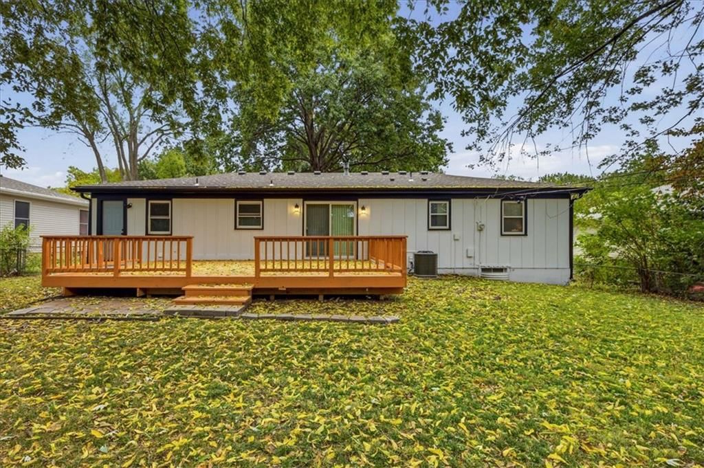 Photo 34 of 35 - 8520 Larsen Street, Overland Park, KS 66214