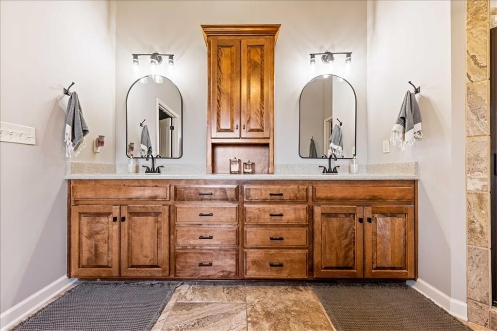 Photo 23 of 42 - 15096 NW 66th Street, Parkville, MO 64152