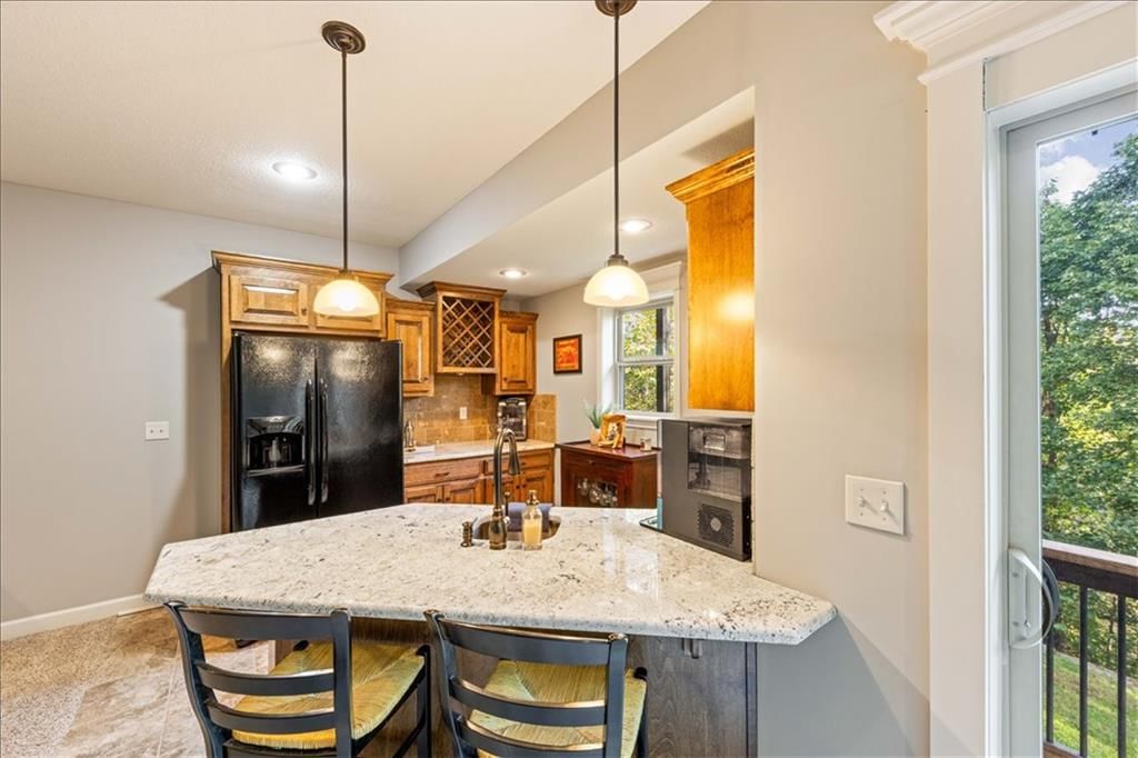 Wet bar at 15096 NW 66th Street, Parkville, MO 64152