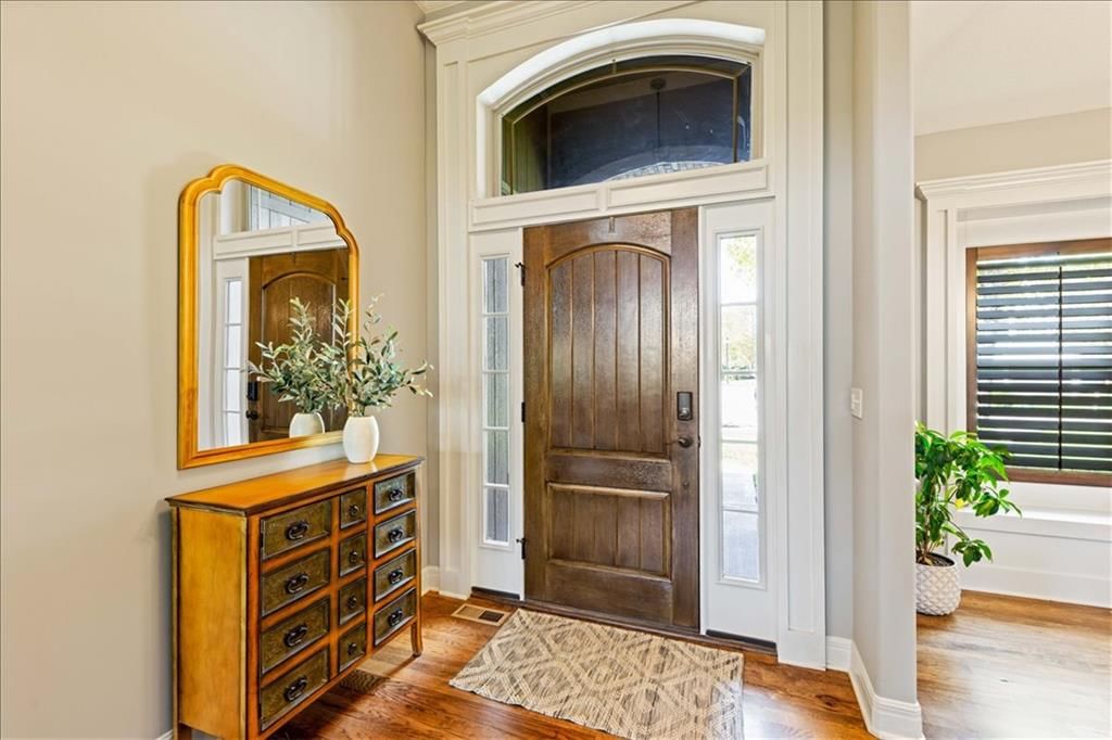 White trim and greige walls at 15096 NW 66th Street, Parkville, MO 64152