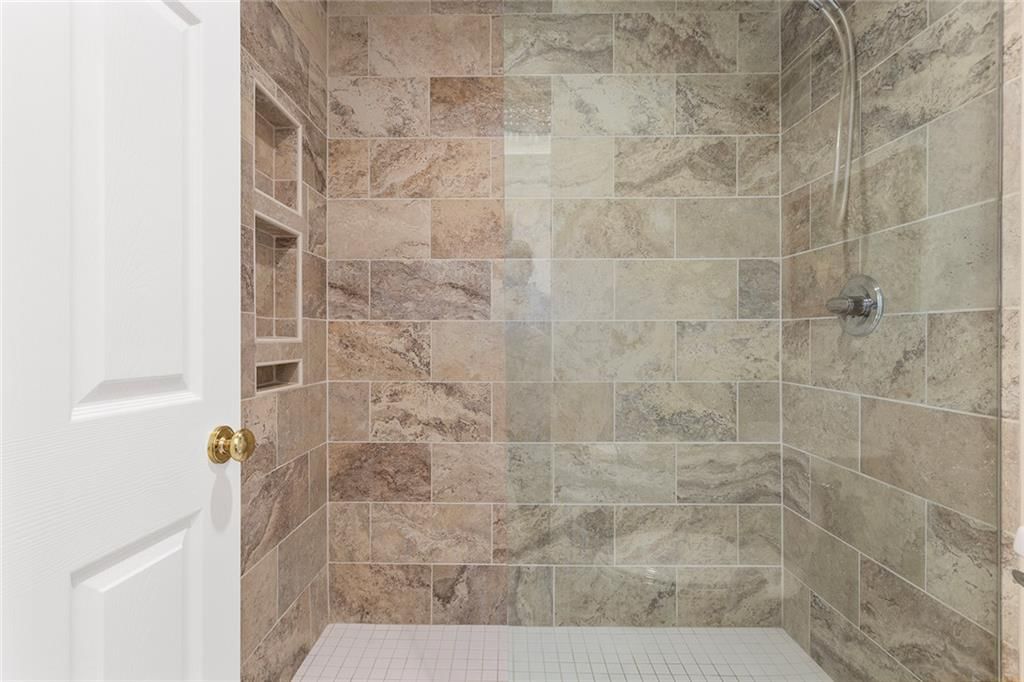 Photo 27 of 54 - 1418 Telford Drive, Liberty, MO 64068