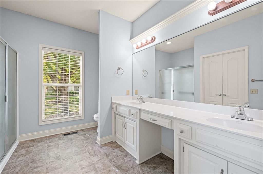 Double vanity at 14561 Birch Street #22, Leawood, KS 66224