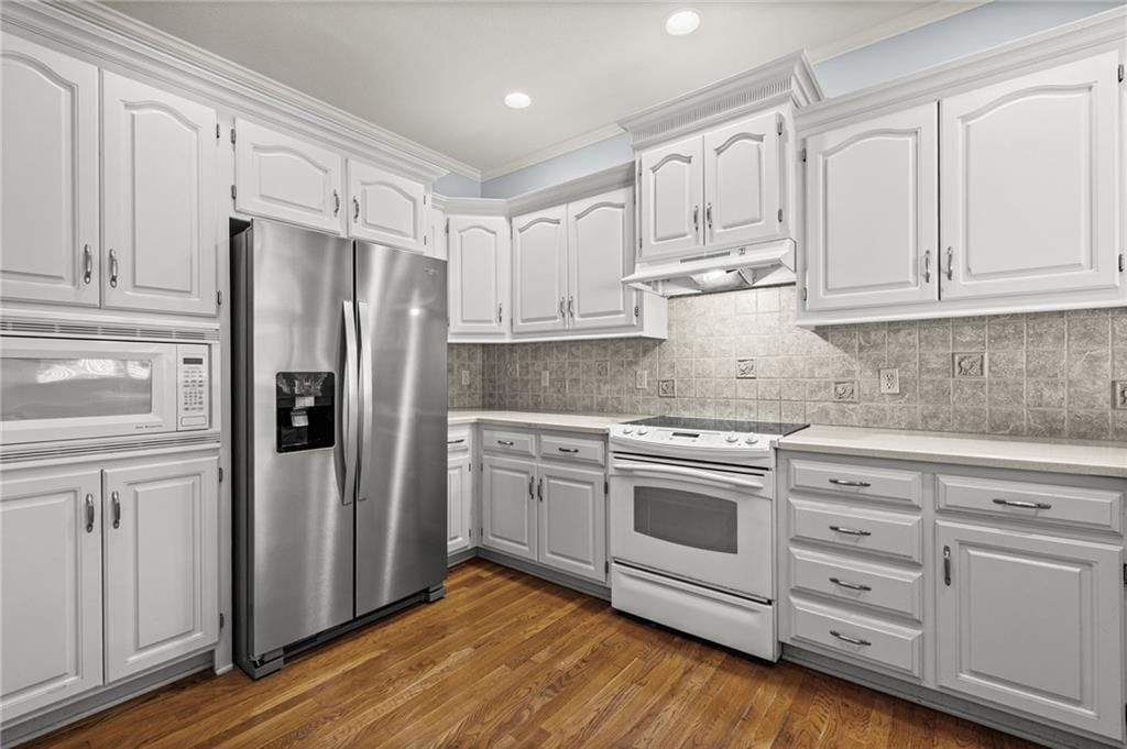 Kitchen backsplash at 14561 Birch Street #22, Leawood, KS 66224