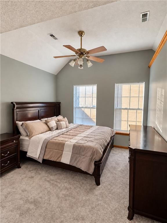 Photo 7 of 21 - 1001 Peggy Drive, Greenwood, MO 64034