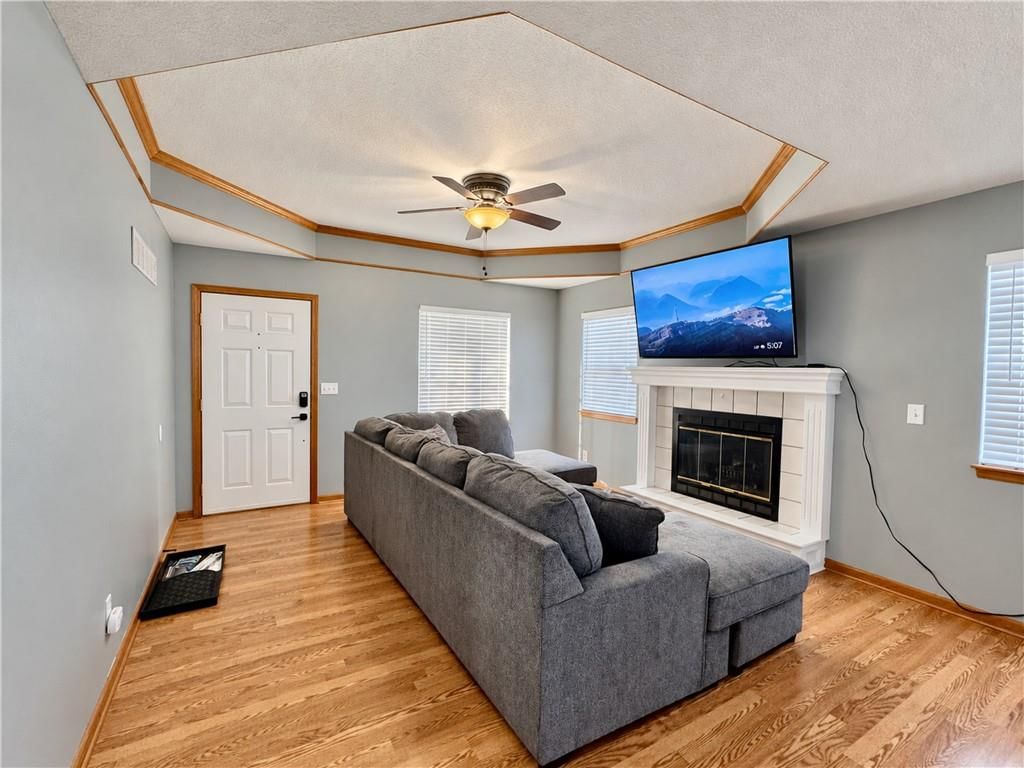 Photo 4 of 21 - 1001 Peggy Drive, Greenwood, MO 64034