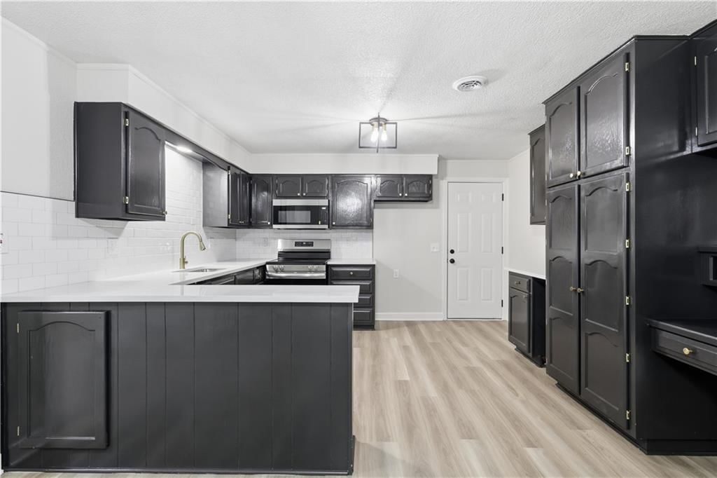 Photo 10 of 25 - 702 SW Locust Street, Oak Grove, MO 64075