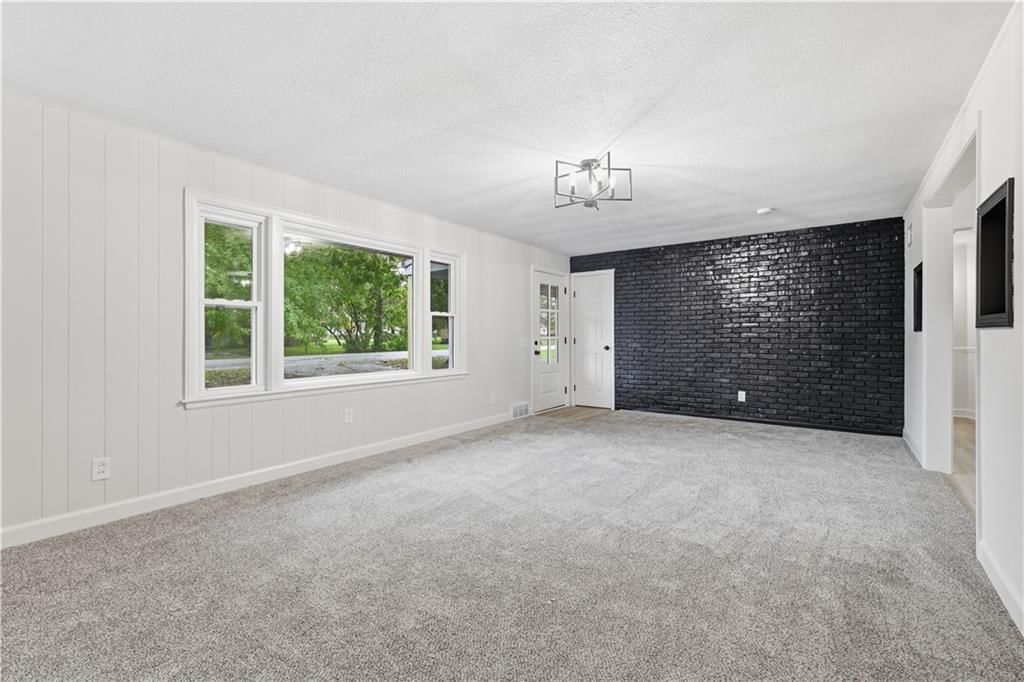Photo 7 of 25 - 702 SW Locust Street, Oak Grove, MO 64075