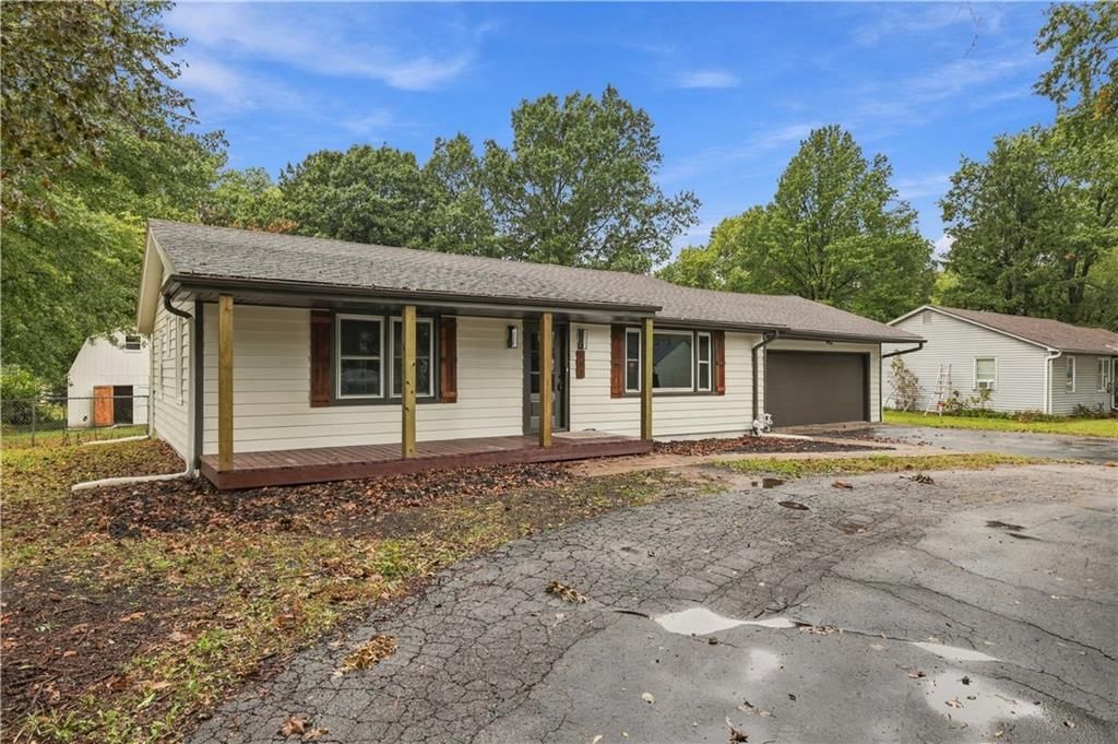 702 SW Locust Street, Oak Grove, MO: listing photo 3
