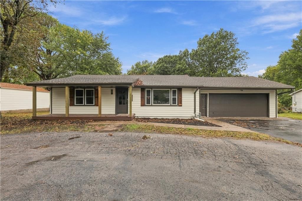 702 SW Locust Street, Oak Grove, MO