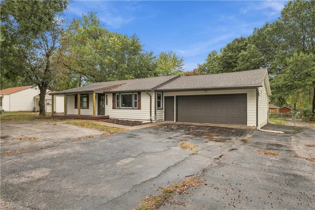 702 SW Locust Street, Oak Grove, MO: listing photo 2