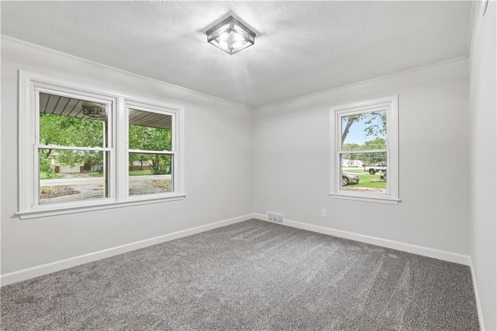 Photo 17 of 25 - 702 SW Locust Street, Oak Grove, MO 64075