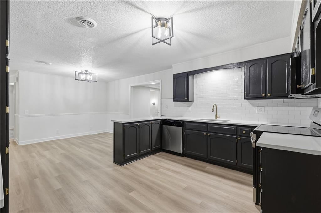 Photo 12 of 25 - 702 SW Locust Street, Oak Grove, MO 64075