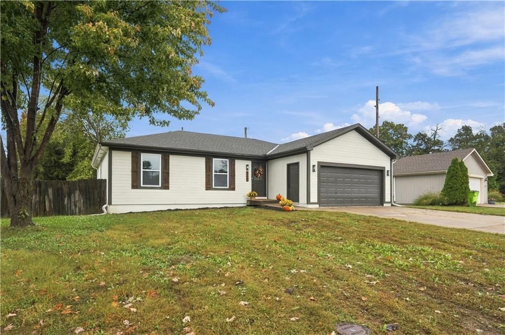 106 Trinity Circle, Harrisonville, MO: listing photo 2