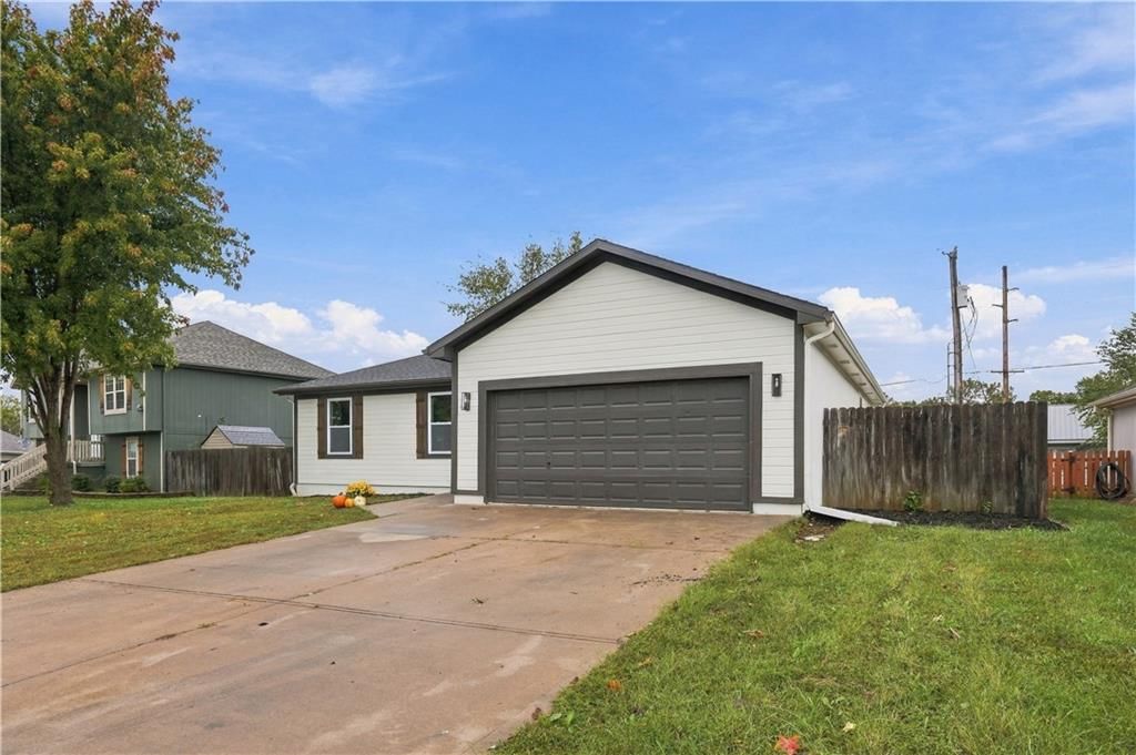 106 Trinity Circle, Harrisonville, MO: listing photo 3