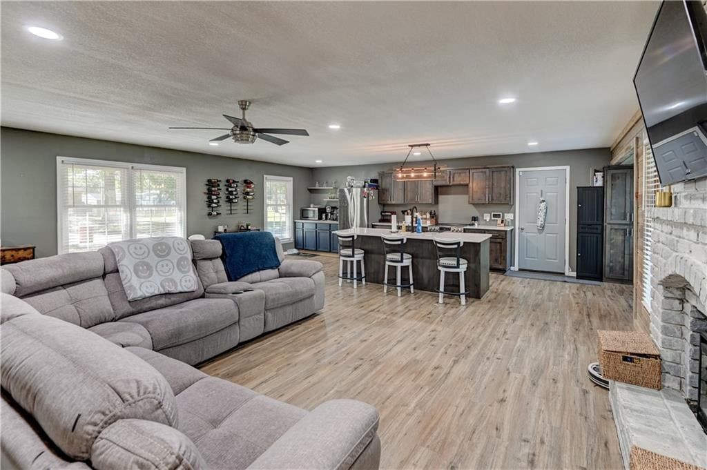 Photo 8 of 32 - 213 Johnson Street, Buckner, MO 64016