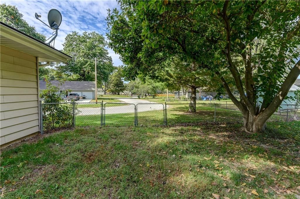 Photo 32 of 32 - 213 Johnson Street, Buckner, MO 64016