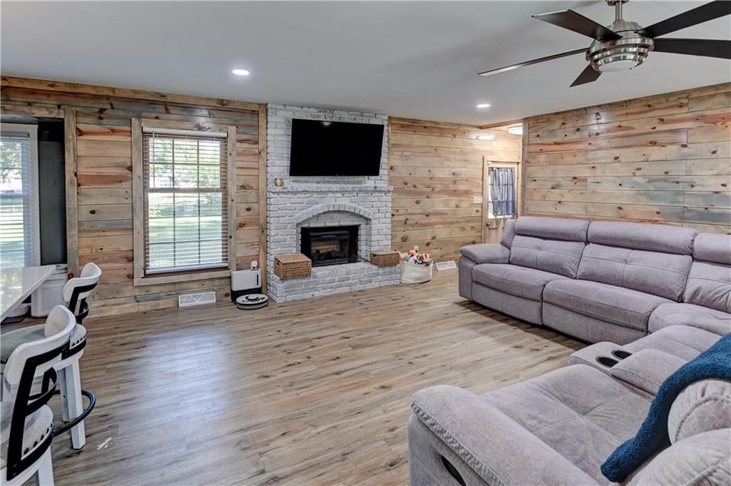 Photo 7 of 32 - 213 Johnson Street, Buckner, MO 64016
