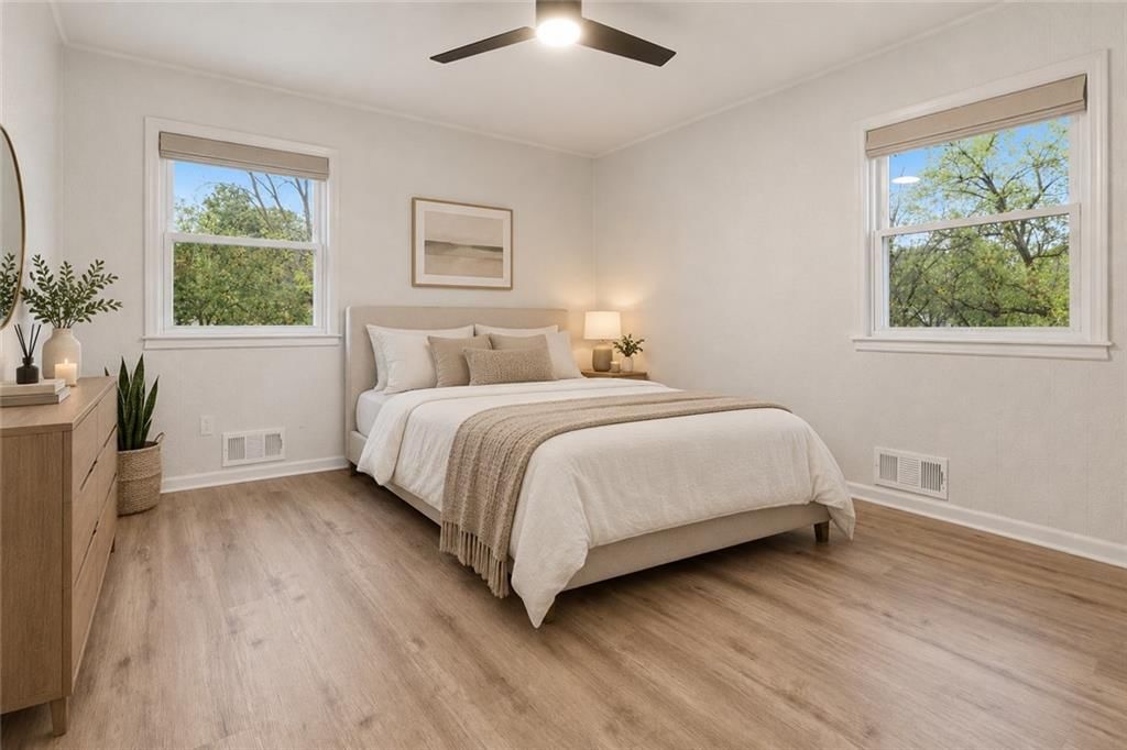 Photo 13 of 30 - 2919 NE Russell Road, Kansas City, MO 64117
