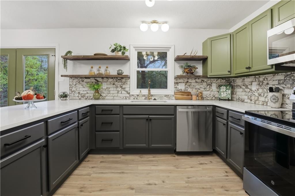 Photo 9 of 30 - 2919 NE Russell Road, Kansas City, MO 64117