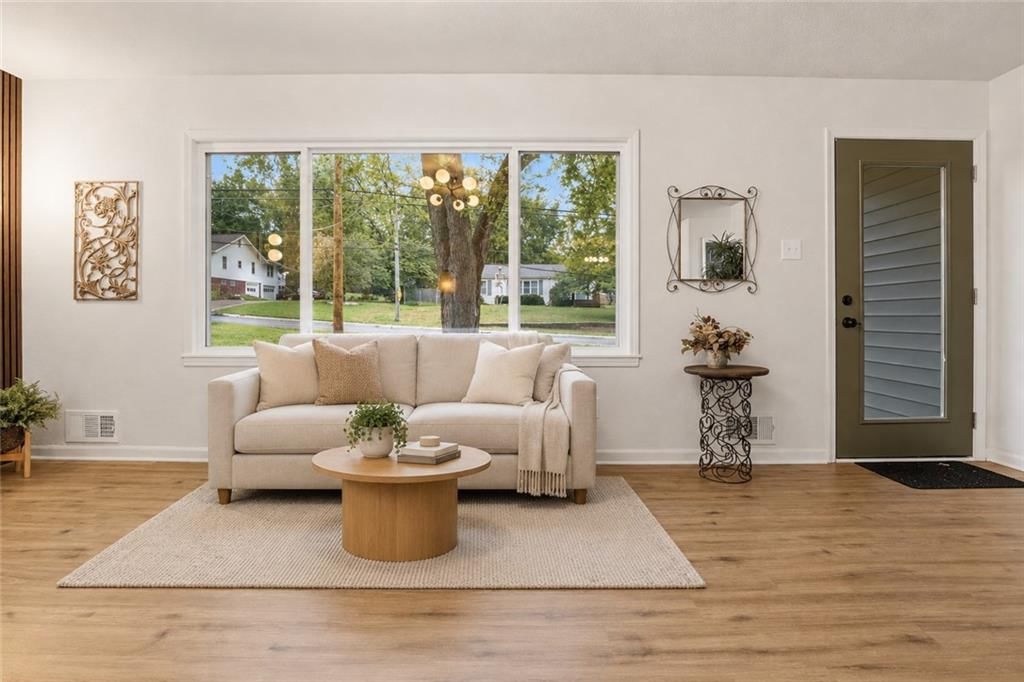 Photo 6 of 30 - 2919 NE Russell Road, Kansas City, MO 64117