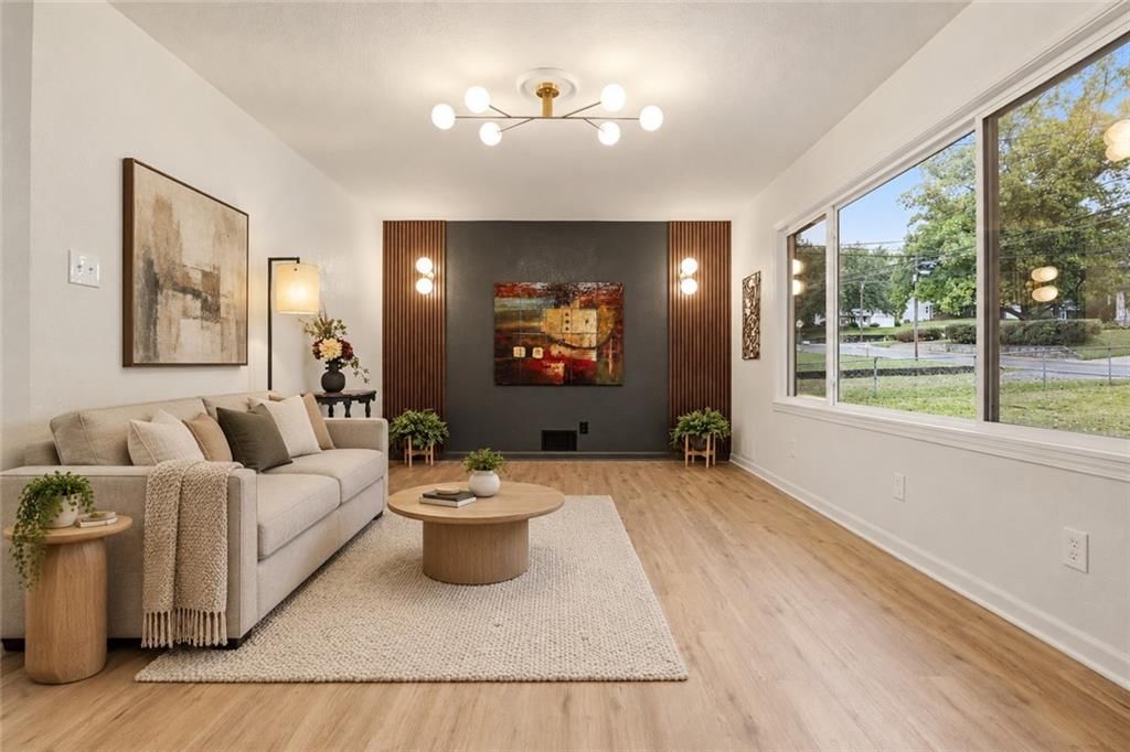 Photo 7 of 30 - 2919 NE Russell Road, Kansas City, MO 64117