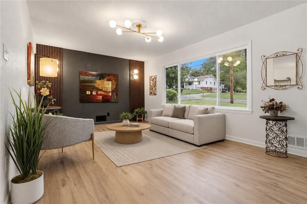 Photo 4 of 30 - 2919 NE Russell Road, Kansas City, MO 64117