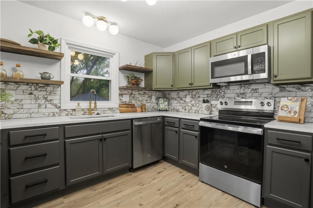 Photo 10 of 30 - 2919 NE Russell Road, Kansas City, MO 64117
