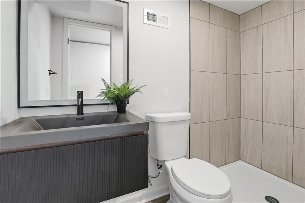Photo 17 of 30 - 2919 NE Russell Road, Kansas City, MO 64117