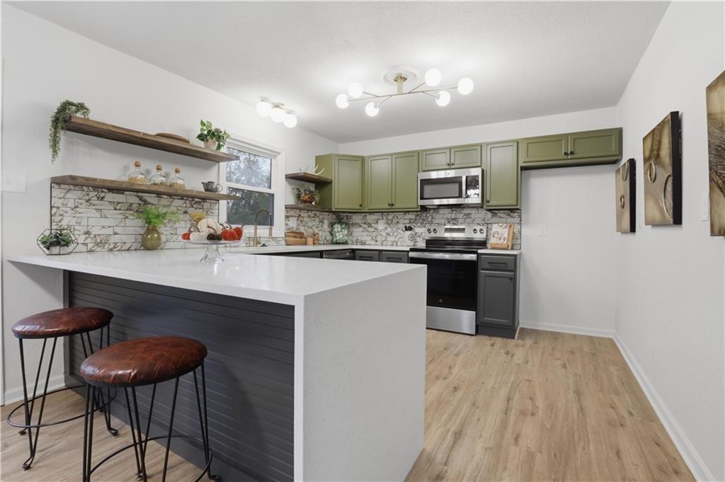 Photo 8 of 30 - 2919 NE Russell Road, Kansas City, MO 64117