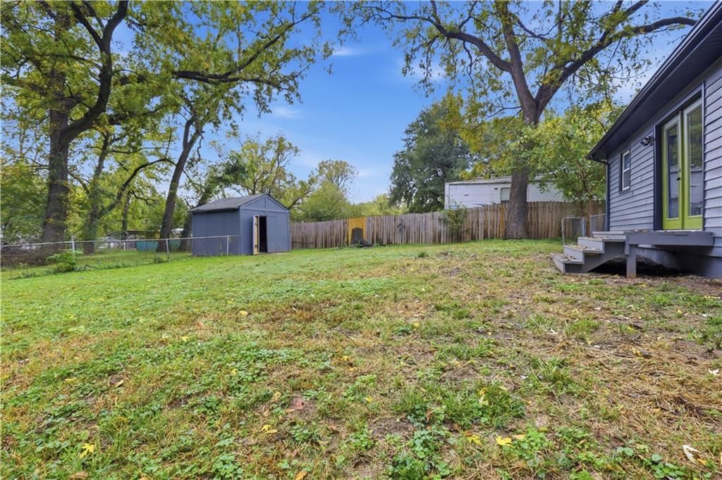 Photo 23 of 30 - 2919 NE Russell Road, Kansas City, MO 64117