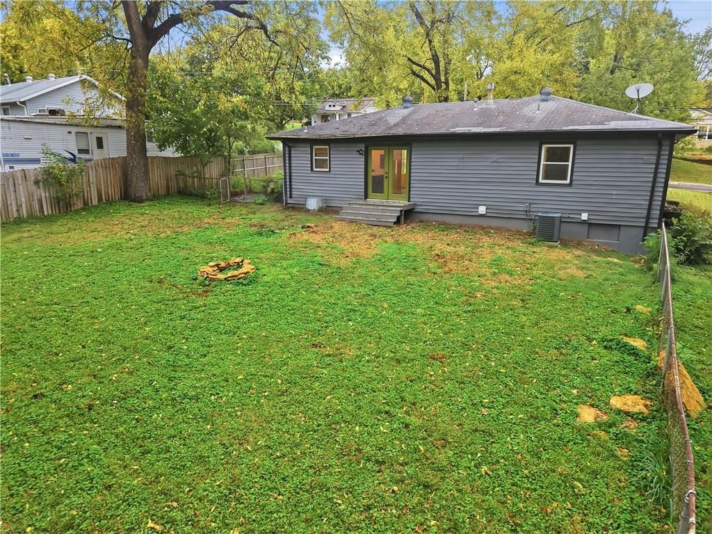 Photo 22 of 30 - 2919 NE Russell Road, Kansas City, MO 64117