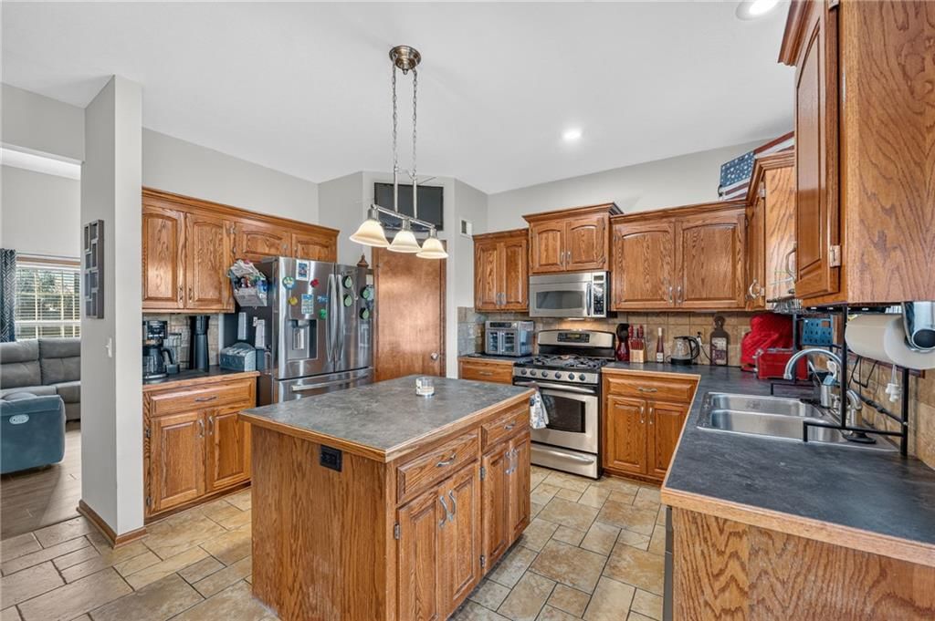 Photo 12 of 39 - 2510 N 111th Terrace, Kansas City, KS 66109