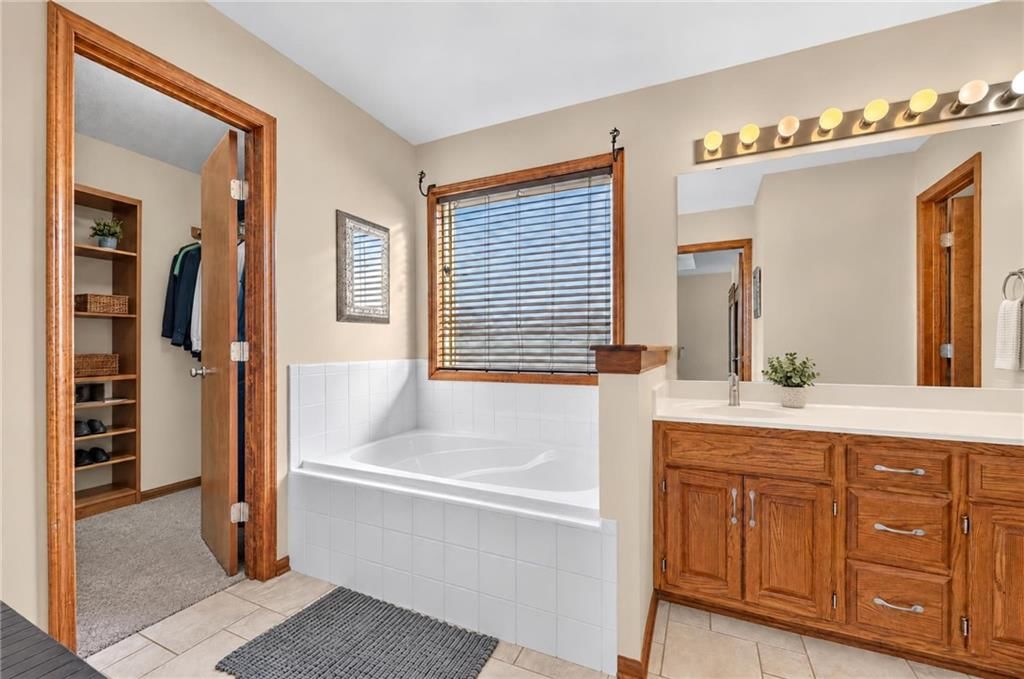 Photo 30 of 39 - 2510 N 111th Terrace, Kansas City, KS 66109