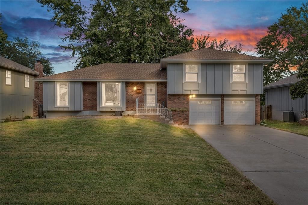 8904 W 95th Terrace, Overland Park, KS: listing photo 2
