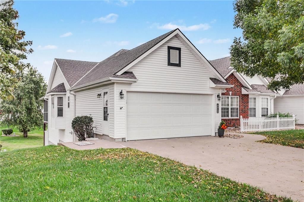 Photo 3 of 31 - 3213 Devonshire Drive, Platte City, MO 64079