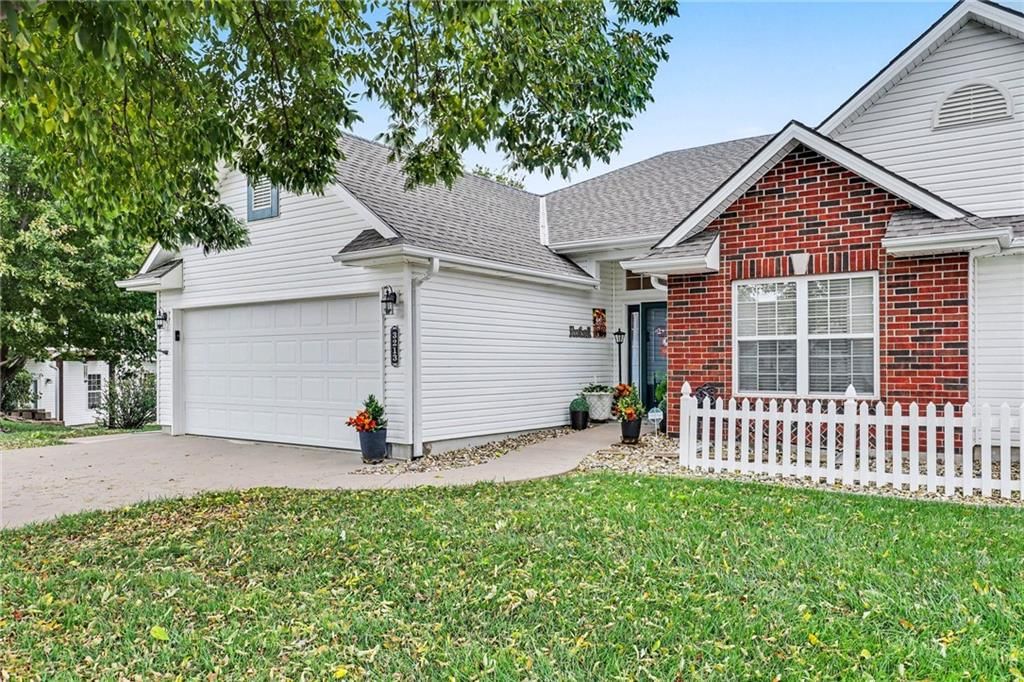 White picket fence at 3213 Devonshire Drive, Platte City, MO 64079