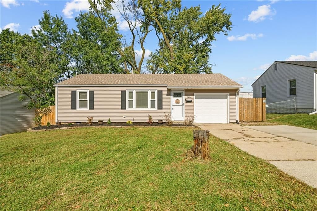 2404 NE 60TH Street, Gladstone, MO: listing photo 2