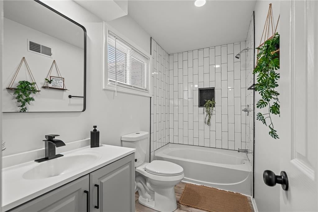 Photo 16 of 27 - 2404 NE 60TH Street, Gladstone, MO 64118