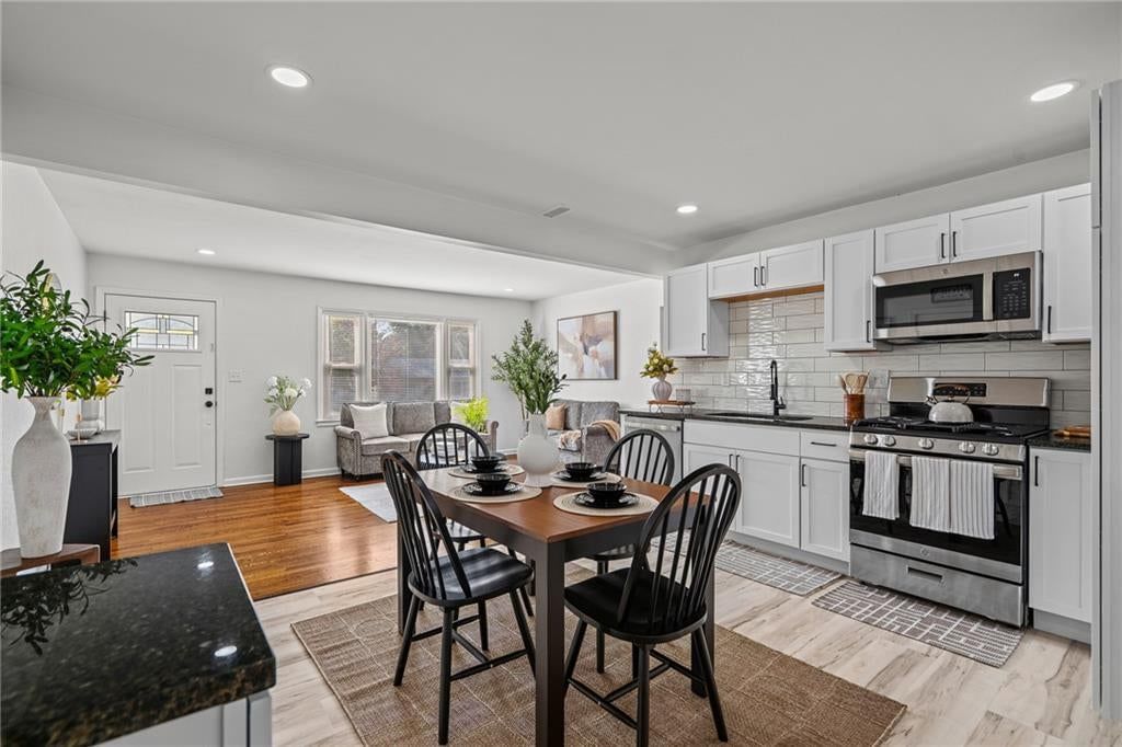 Photo 10 of 27 - 2404 NE 60TH Street, Gladstone, MO 64118