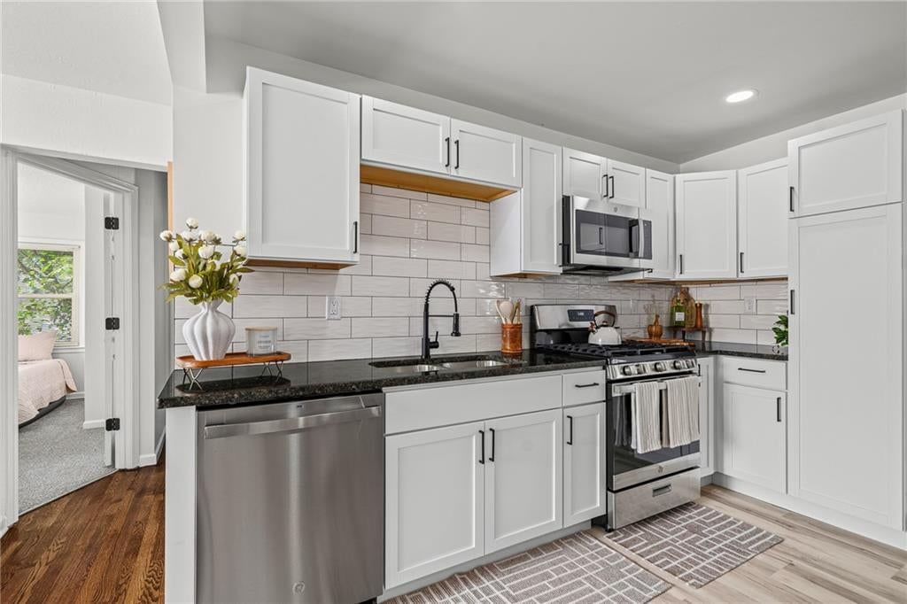 Photo 11 of 27 - 2404 NE 60TH Street, Gladstone, MO 64118