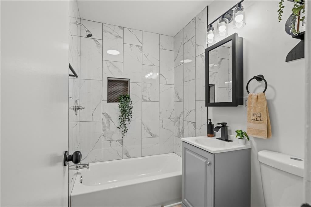 Photo 22 of 27 - 2404 NE 60TH Street, Gladstone, MO 64118