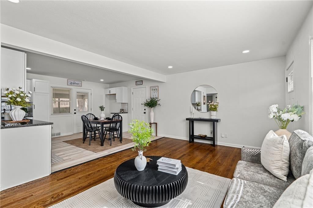 Photo 8 of 27 - 2404 NE 60TH Street, Gladstone, MO 64118