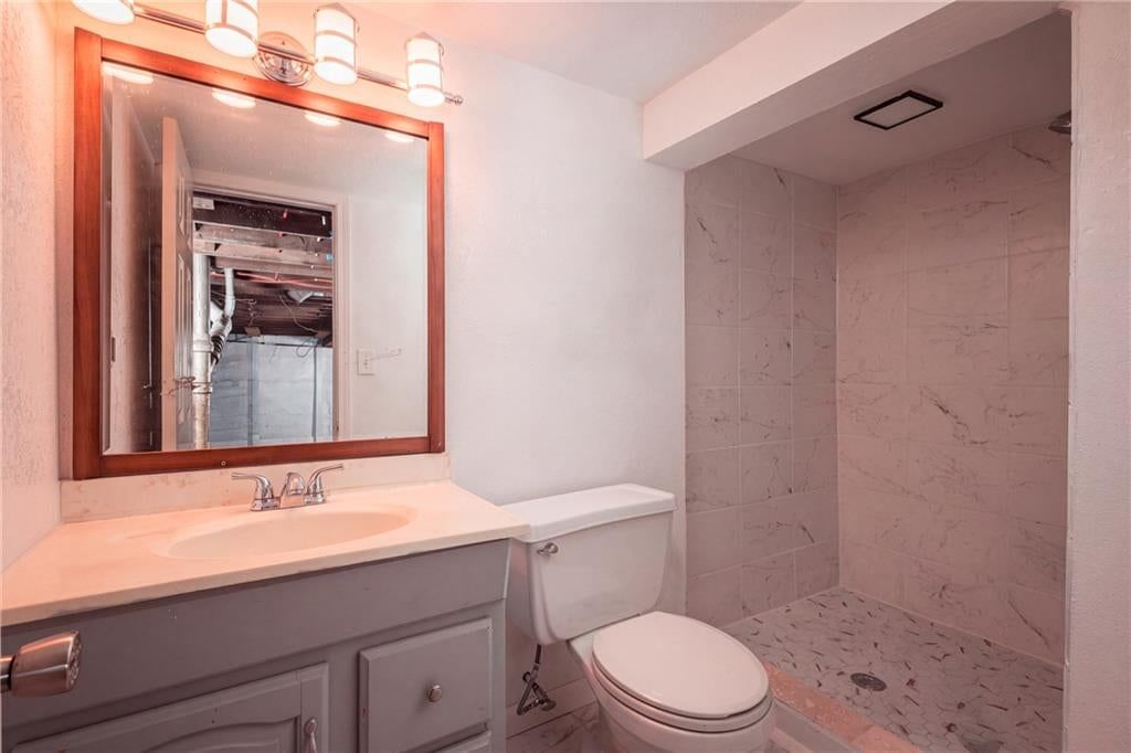 Tiled shower at 1951 N 28th Street, Kansas City, KS 66104